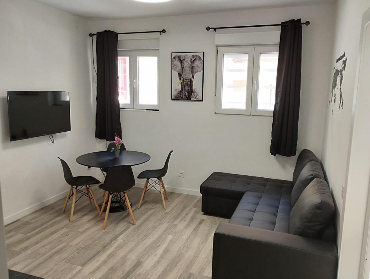 Apartamento Blanco Y Negro En El Centro Alicante Bagian luar foto