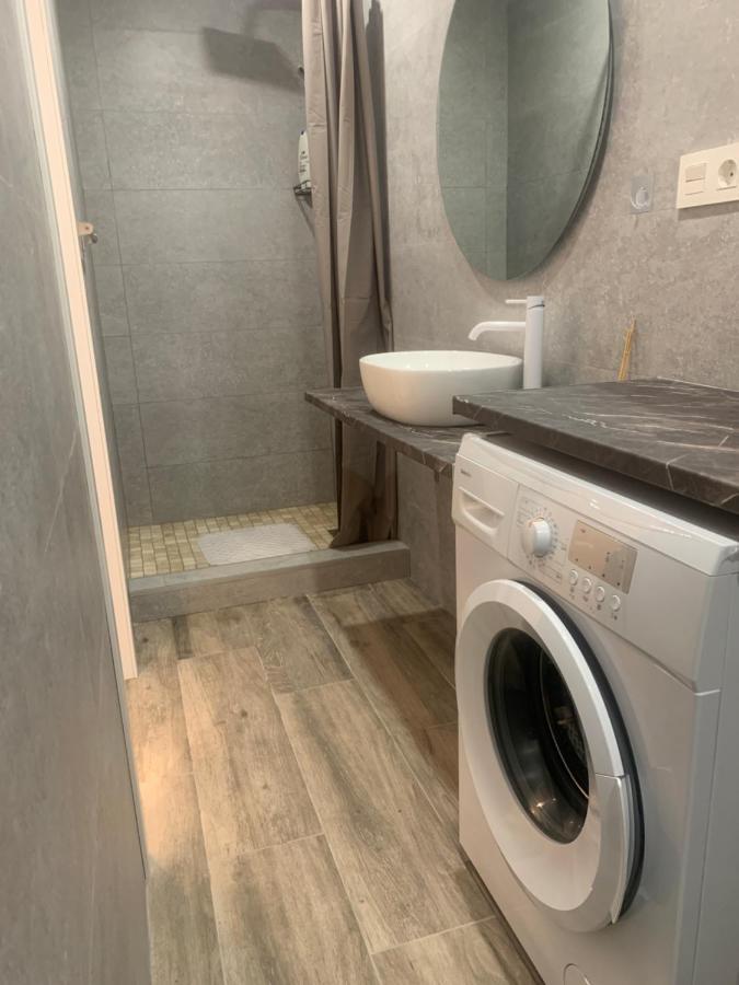 Apartamento Blanco Y Negro En El Centro Alicante Bagian luar foto