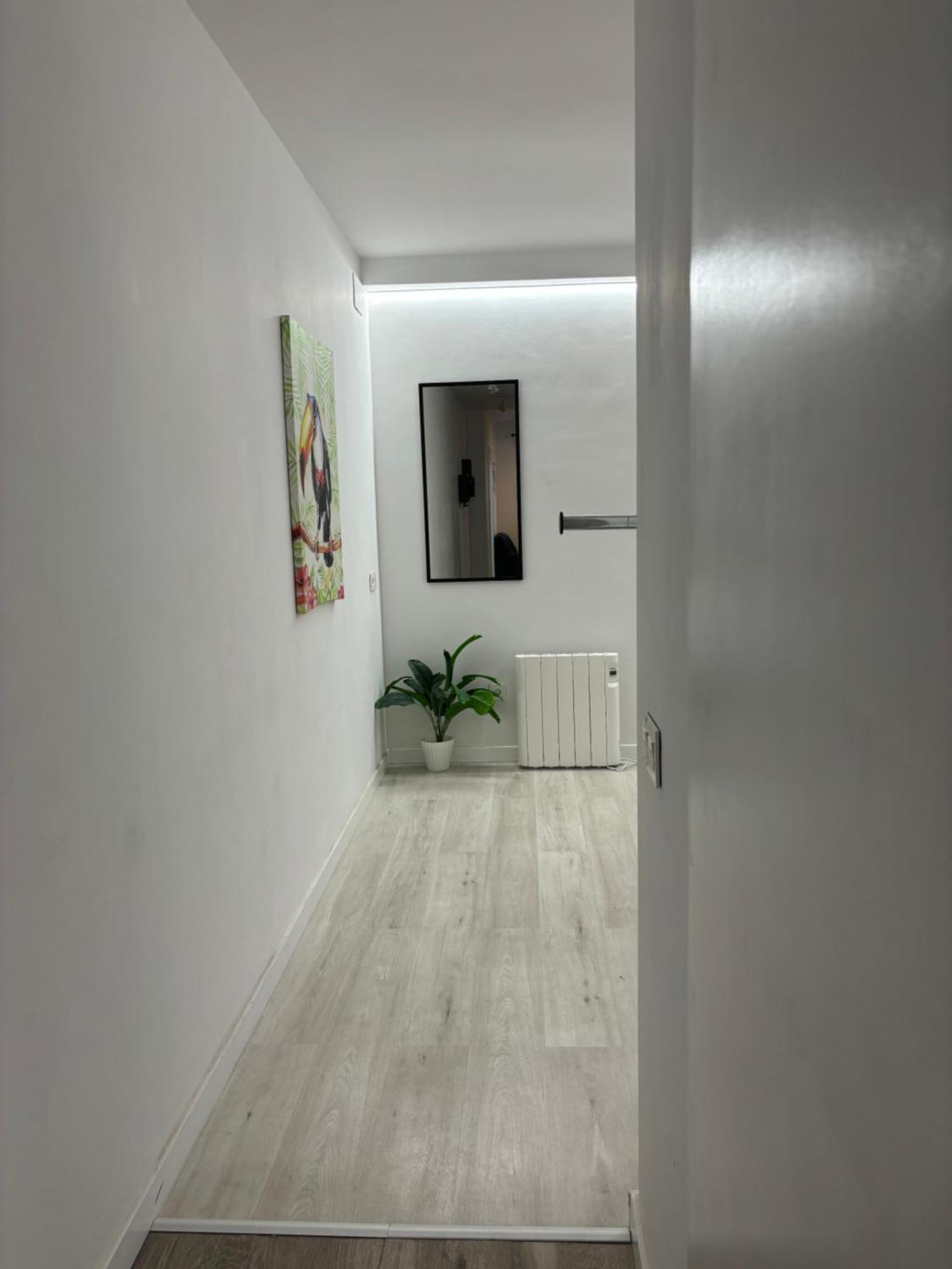Apartamento Blanco Y Negro En El Centro Alicante Bagian luar foto