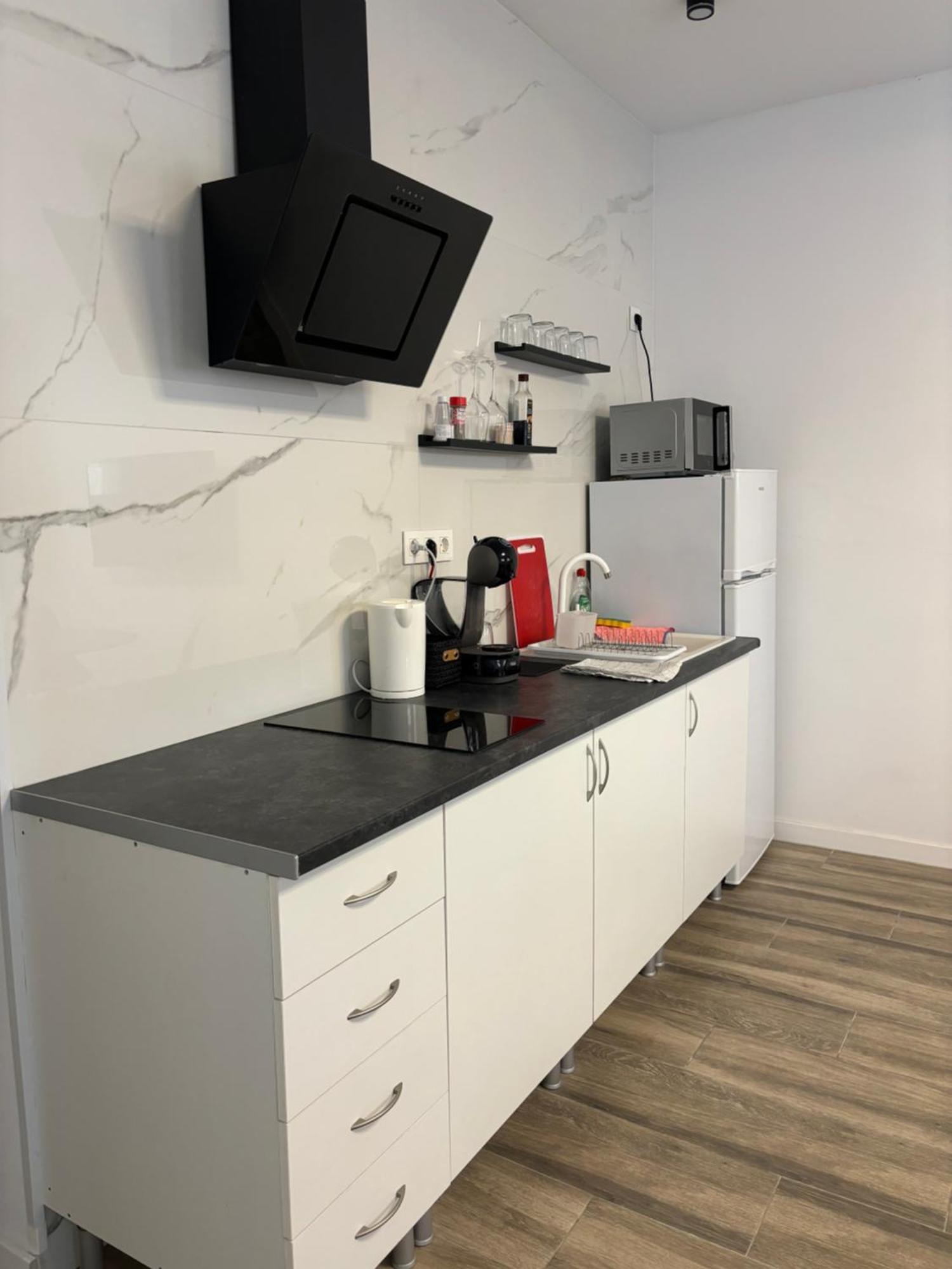 Apartamento Blanco Y Negro En El Centro Alicante Bagian luar foto