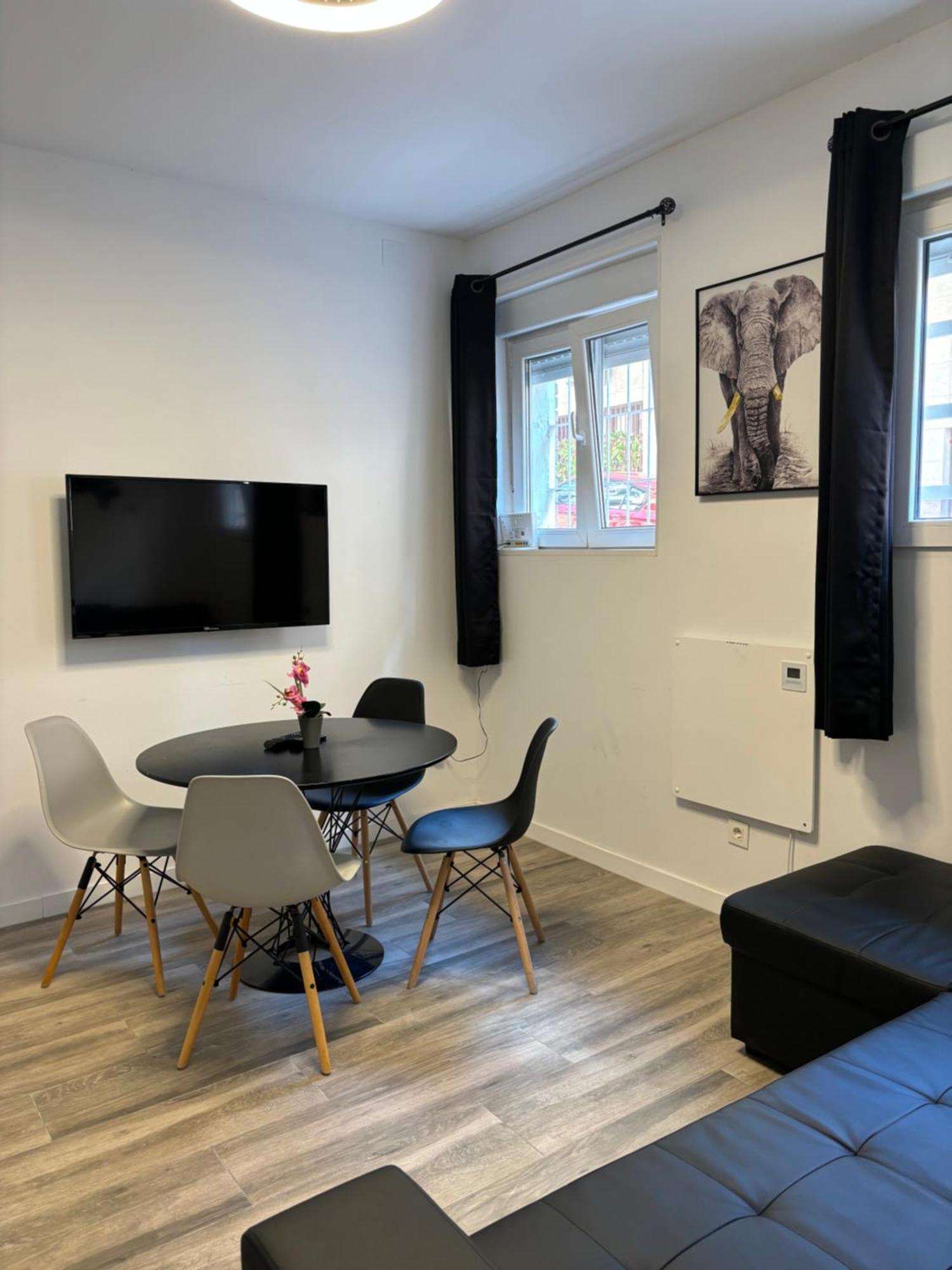 Apartamento Blanco Y Negro En El Centro Alicante Bagian luar foto