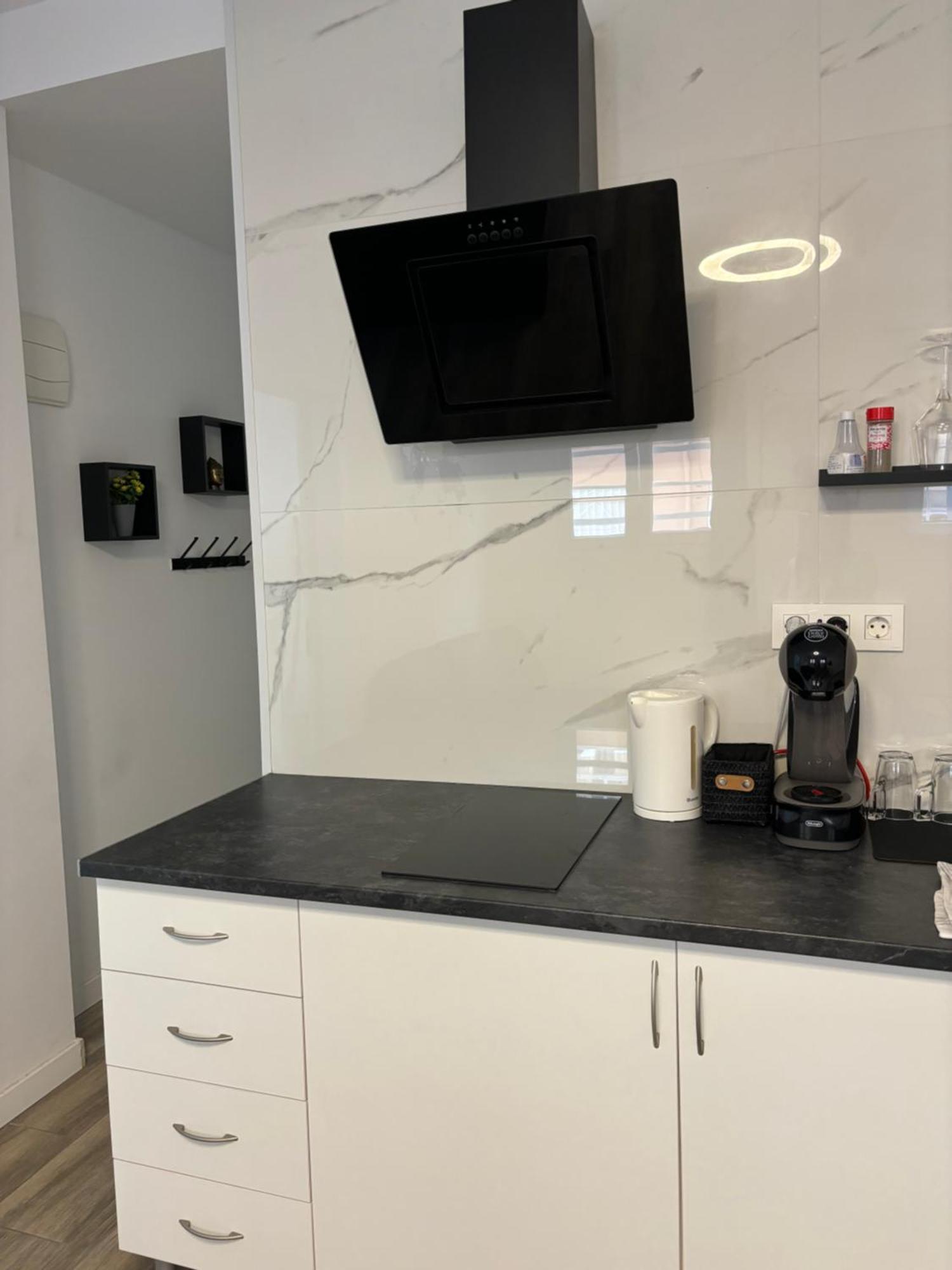 Apartamento Blanco Y Negro En El Centro Alicante Bagian luar foto