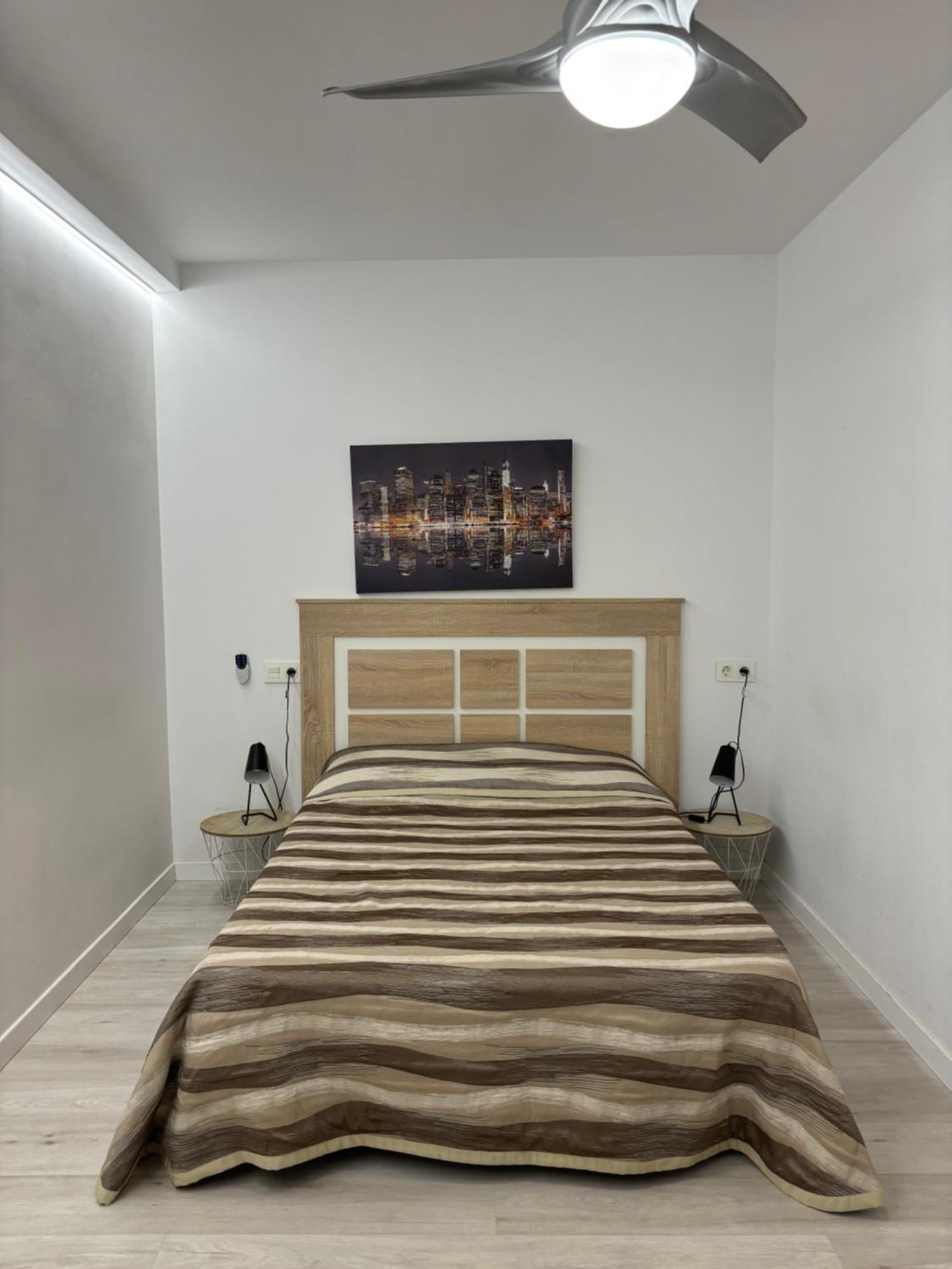 Apartamento Blanco Y Negro En El Centro Alicante Bagian luar foto
