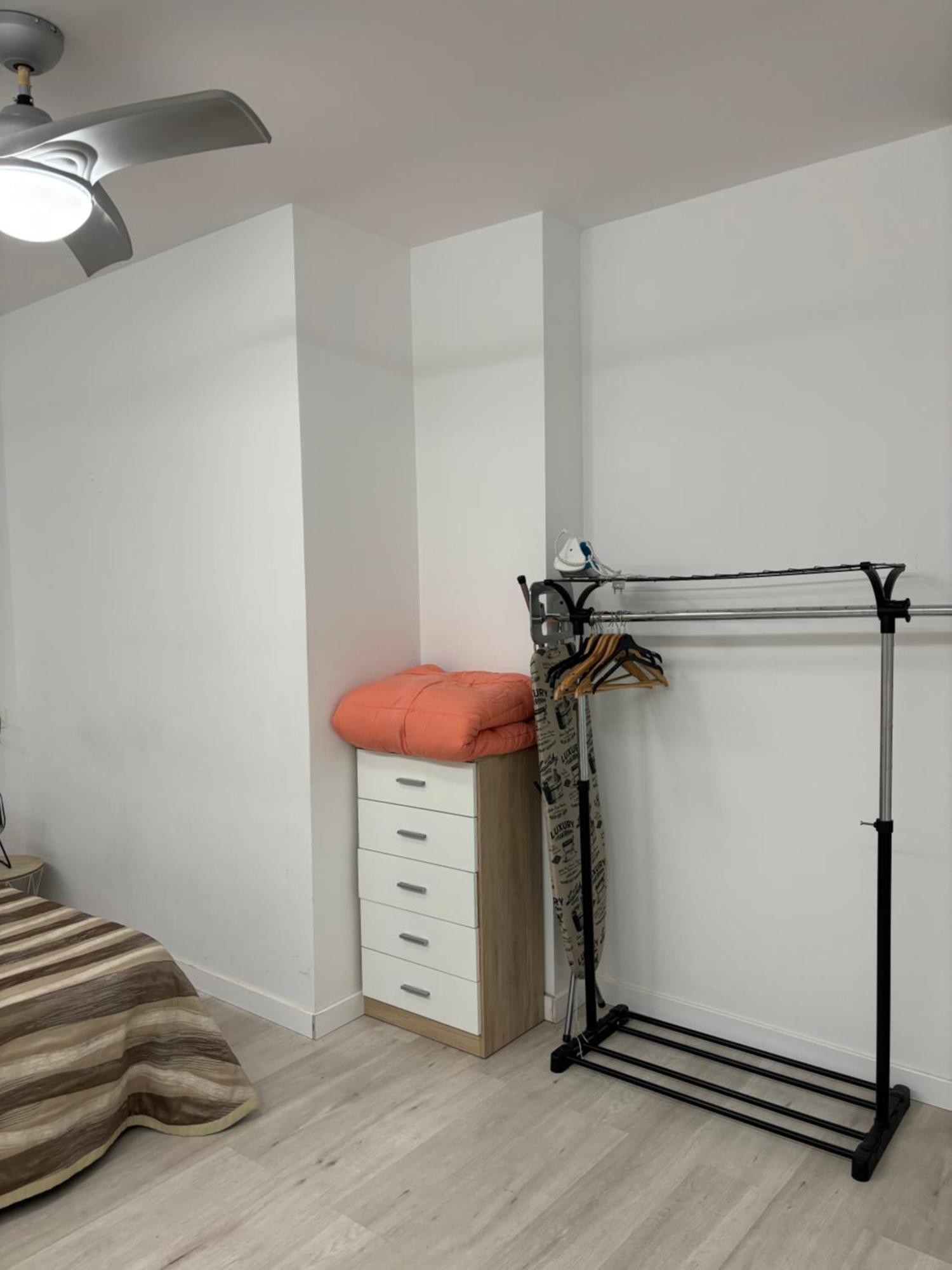 Apartamento Blanco Y Negro En El Centro Alicante Bagian luar foto